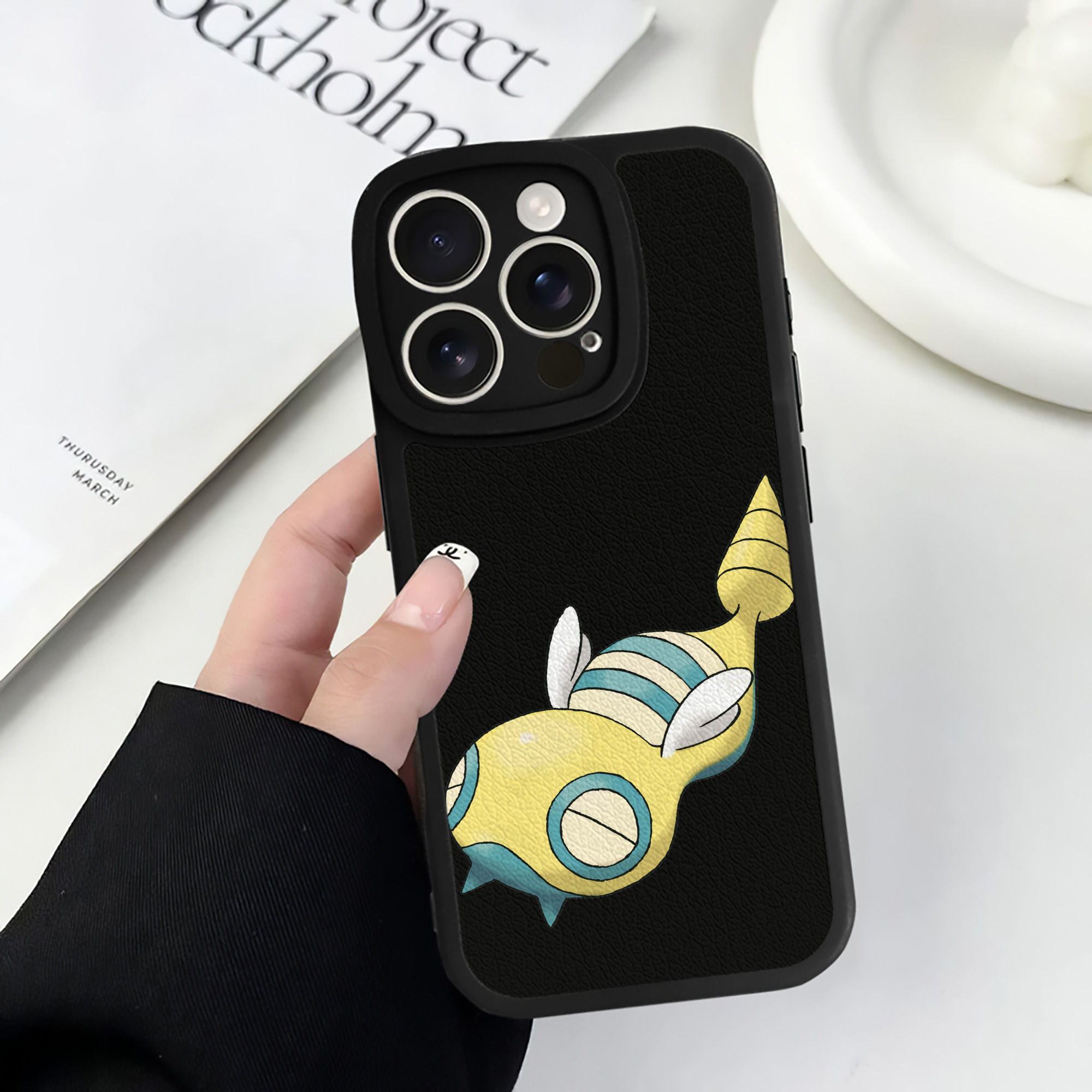 （画像用） ポケットモンスター Pokémon 【iPhone 16シリーズ対応】シリコンスマホケース（レザー調） 材質：シリコン